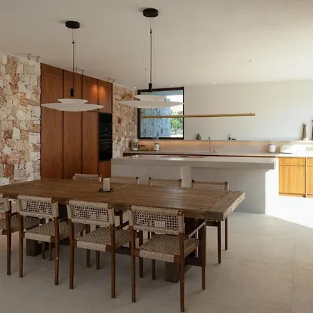 Luxury With Pool And Private Access Villa *